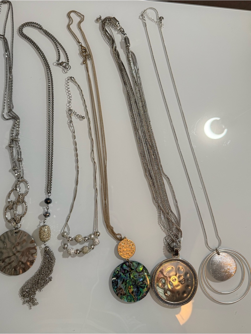 JEWELRY ITEM OR BEAUTY PRODUCT - Picture 3 of 8